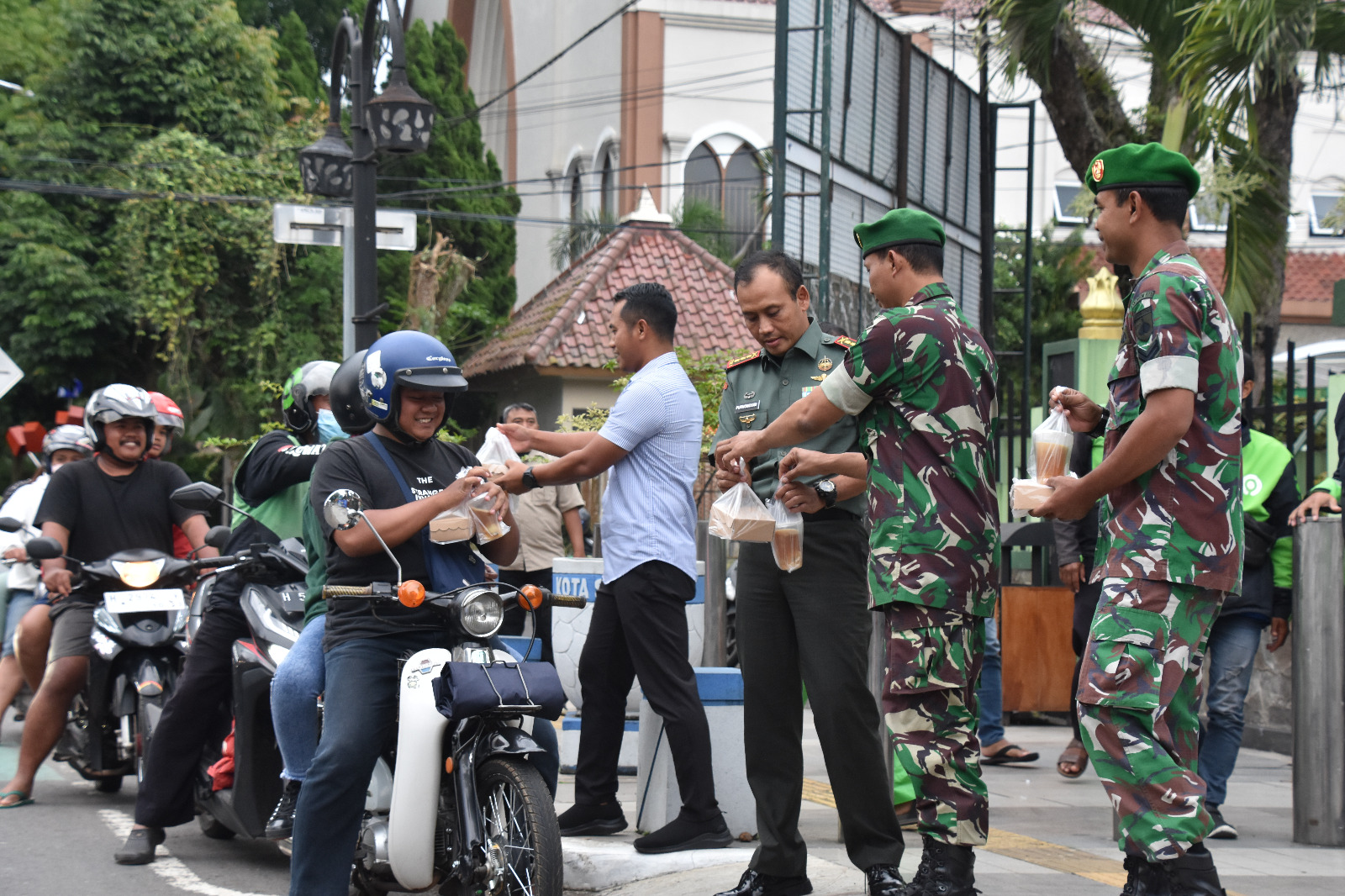Berkah Ramadhan, Korem 073/Makutarama Bagikan Takjil Gratis